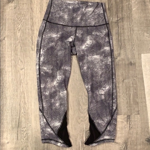 EUC Lululemon Crop Leggings size 6 - Picture 1 of 4